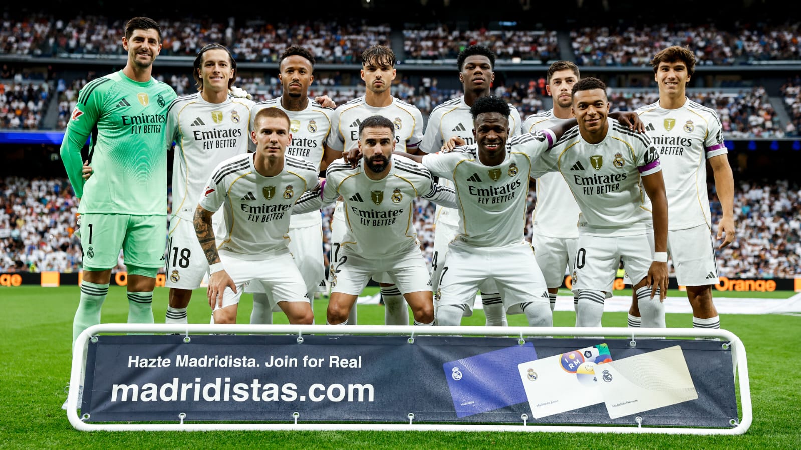 A group of football players posing for a photo
AI-generated content may be incorrect.