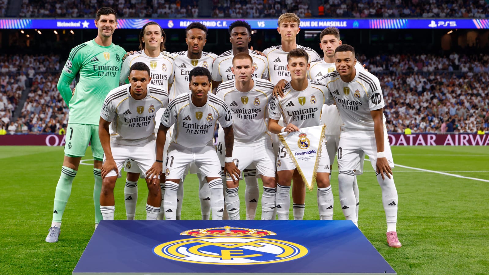 A group of football players posing for a photo
AI-generated content may be incorrect.